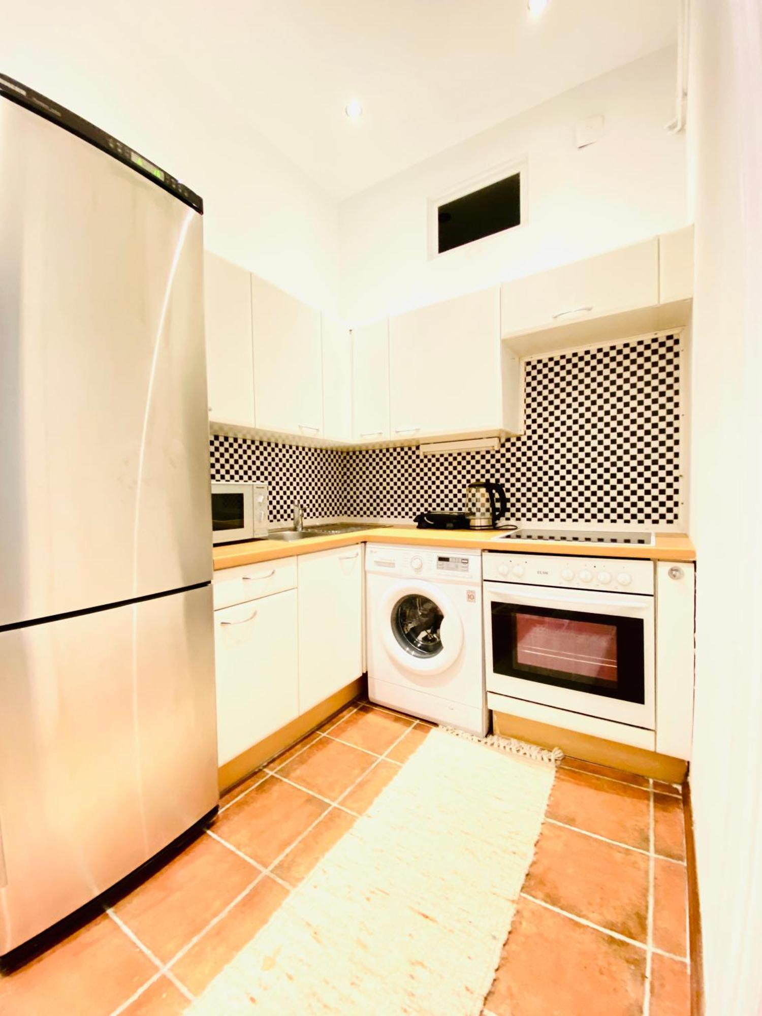 Stylish 2br Prime Location By Westbahnhof Apartament
