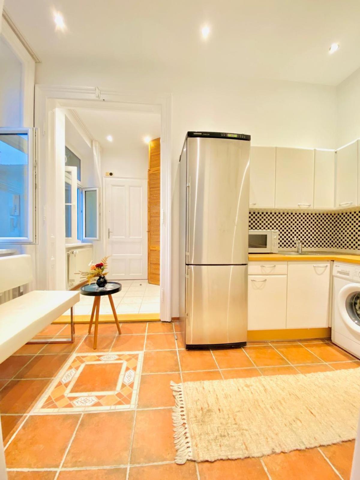 Stylish 2br Prime Location By Westbahnhof Apartament Wiedeń